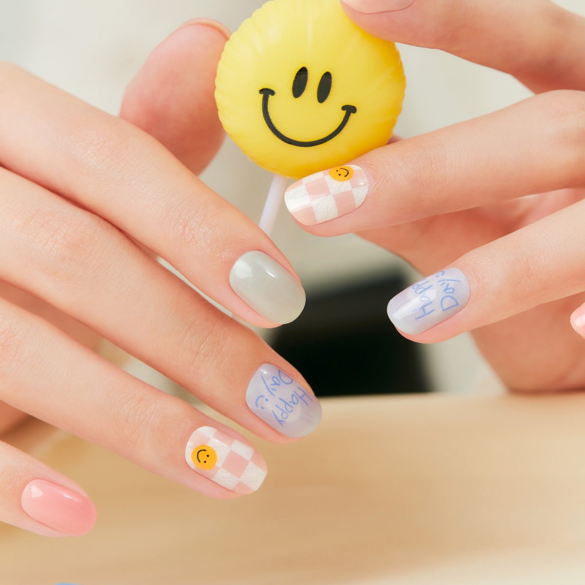 Smile Daisy - Glow Gel Sticker - Manicure - Dashing Diva Singapore